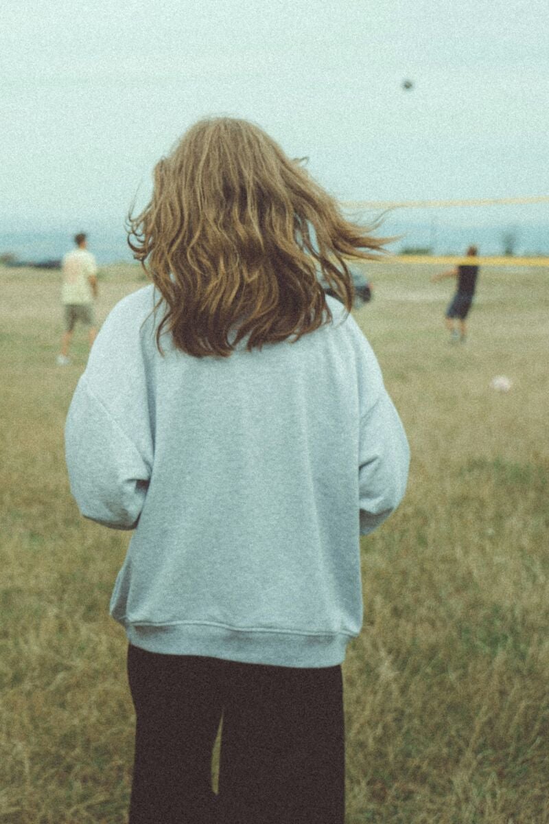 ¿Por qué algunas personas caminan mirando al suelo? Esto dice la psicología sobre su significado
