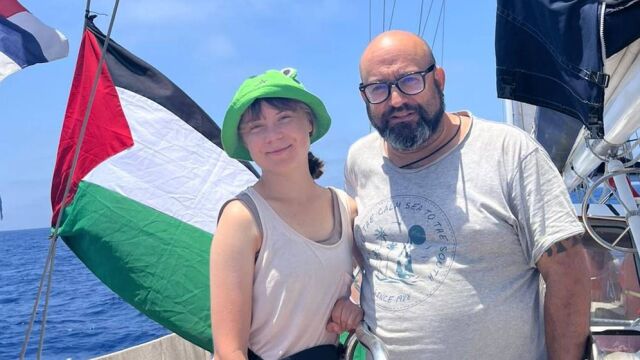 El activista español Sergio Toribio junto a Greta Thunberg en el Madleen