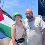 El activista español Sergio Toribio junto a Greta Thunberg en el Madleen