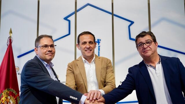 El presidente de la Diputación de Valladolid, Conrado Íscar, firma con el presidente provincial de Cruz Roja, Juan José Zancada, y con el presidente de Cáritas Diocesana de Valladolid, Guenther Eduardo Boelhoff, los convenios contra la exclusión social que la institución provincial suscribe anualmente con estas dos entidades del tercer sector