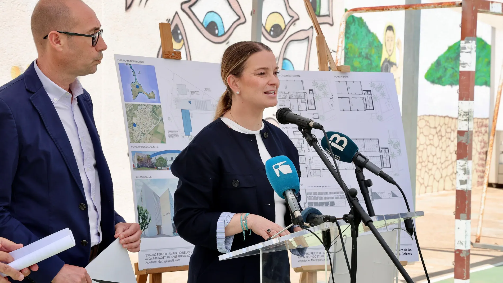 Formentera recibe a la presidenta del Govern balear, Marga Prohens, con una cacerolada a favor del catalán