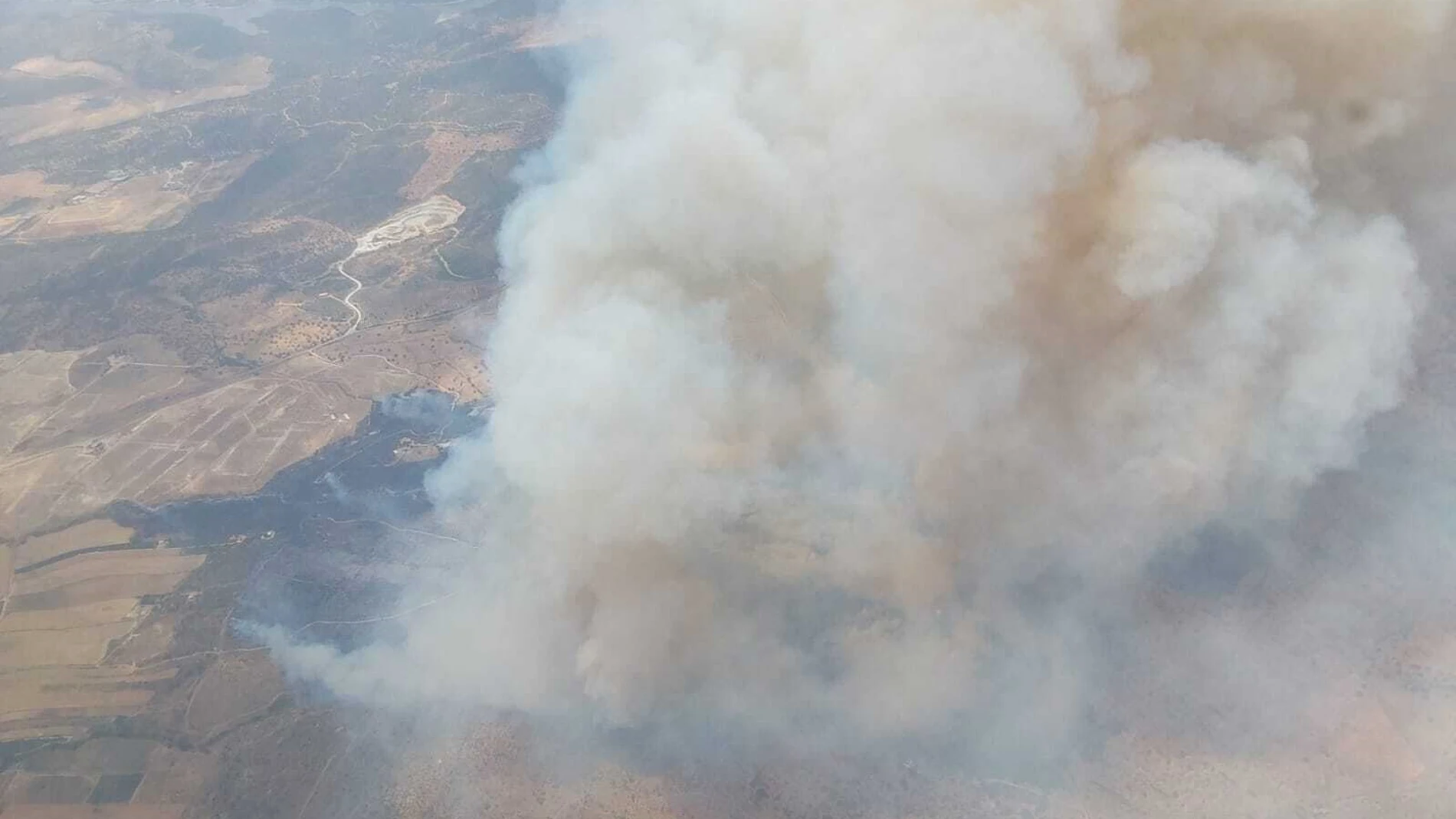 Imagen del incendio de BurguillosREMITIDA / HANDOUT por INFOCAFotografía remitida a medios de comunicación exclusivamente para ilustrar la noticia a la que hace referencia la imagen, y citando la procedencia de la imagen en la firma10/06/2025