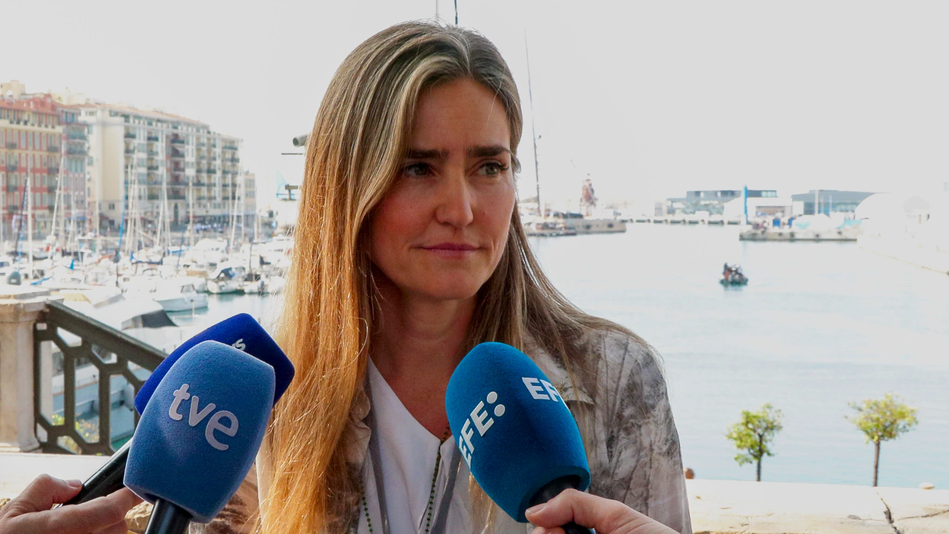 NIZA (FRANCIA), 10/06/2025.- La vicepresidenta tercera y ministra para la Transición Ecológica y el Reto Demográfico de España, Sara Aagesen, ofrece declaraciones a la prensa desde Niza con motivo de su participación en la Cumbre de la ONU sobre los Océanos. EFE/ Edgar Sapiña Manchado