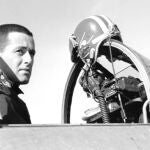 Fotografía de James Salter (1925-2015) durante sus años de aviador