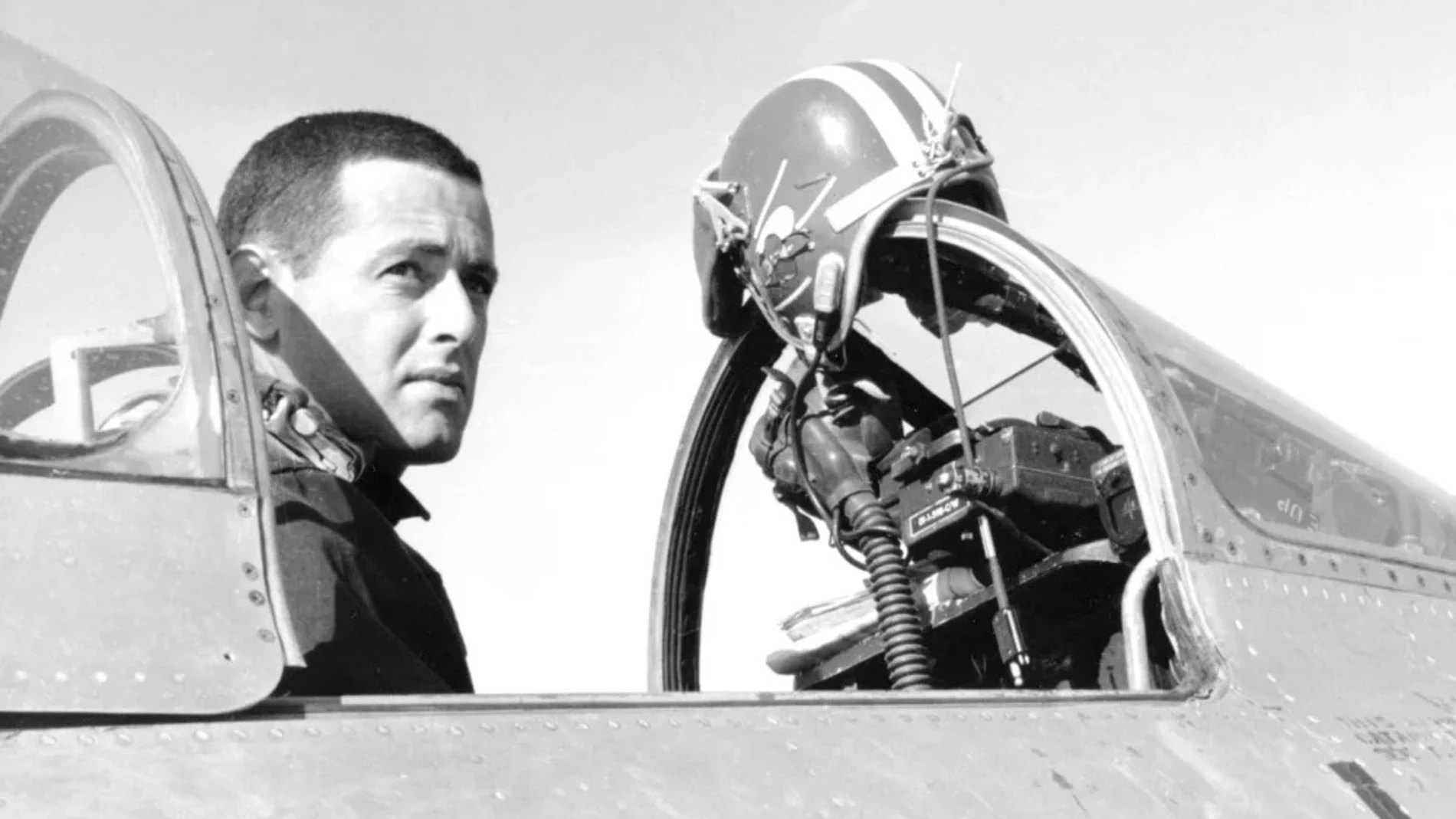 Fotografía de James Salter (1925-2015) durante sus años de aviador