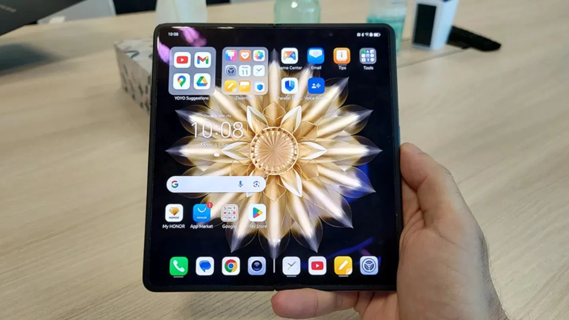 HONOR Magic V2