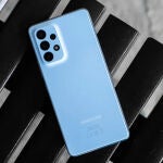 La parte trasera del Samsung Galaxy A53 5G en color azul
