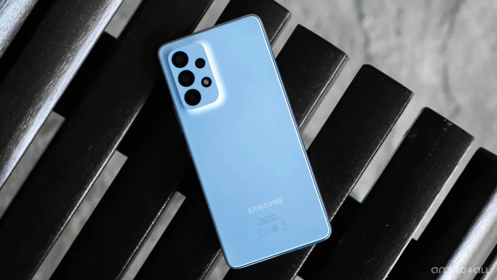 La parte trasera del Samsung Galaxy A53 5G en color azul