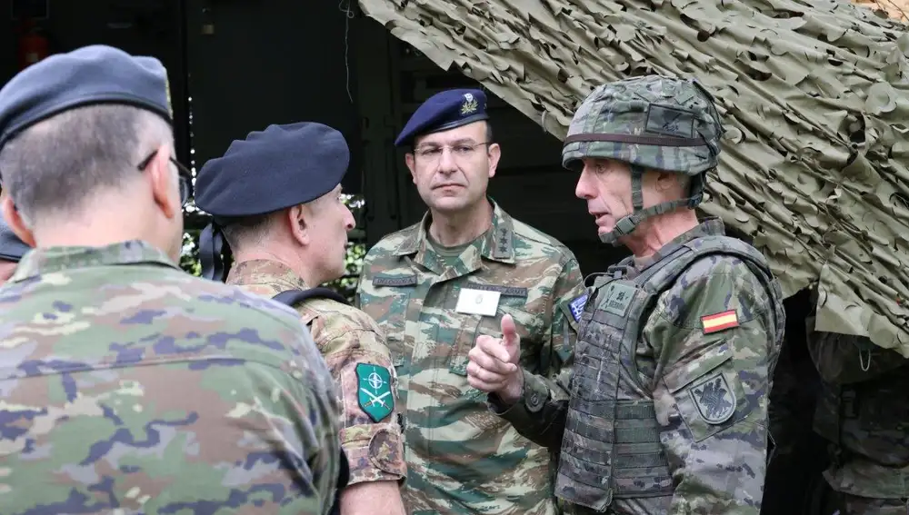 El general Pardo de Santayana con el equipo de verificación de la OTAN
