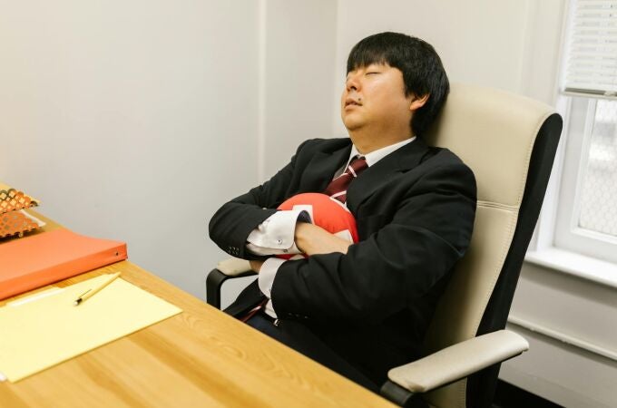 Asiático durmiendo en el trabajo