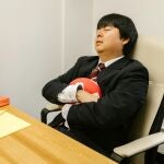 Asiático durmiendo en el trabajo