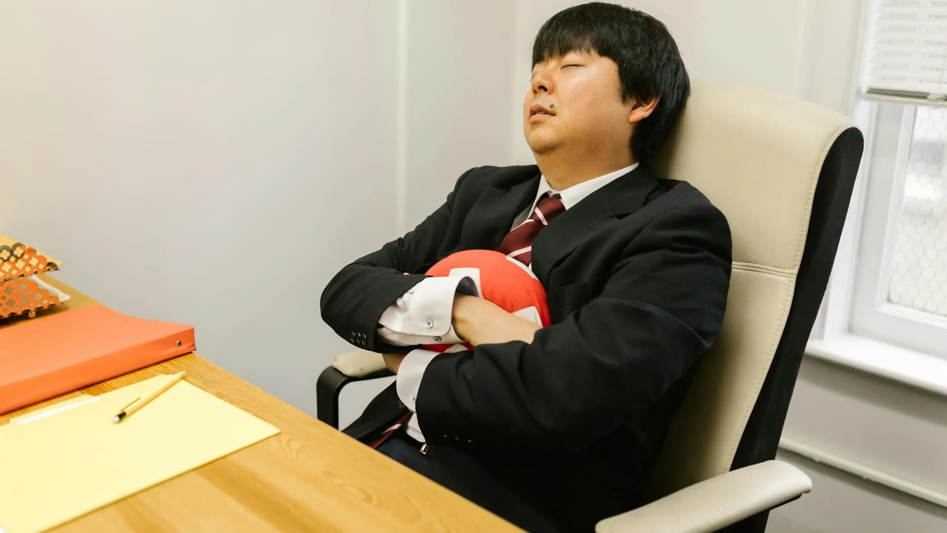 Asiático durmiendo en el trabajo