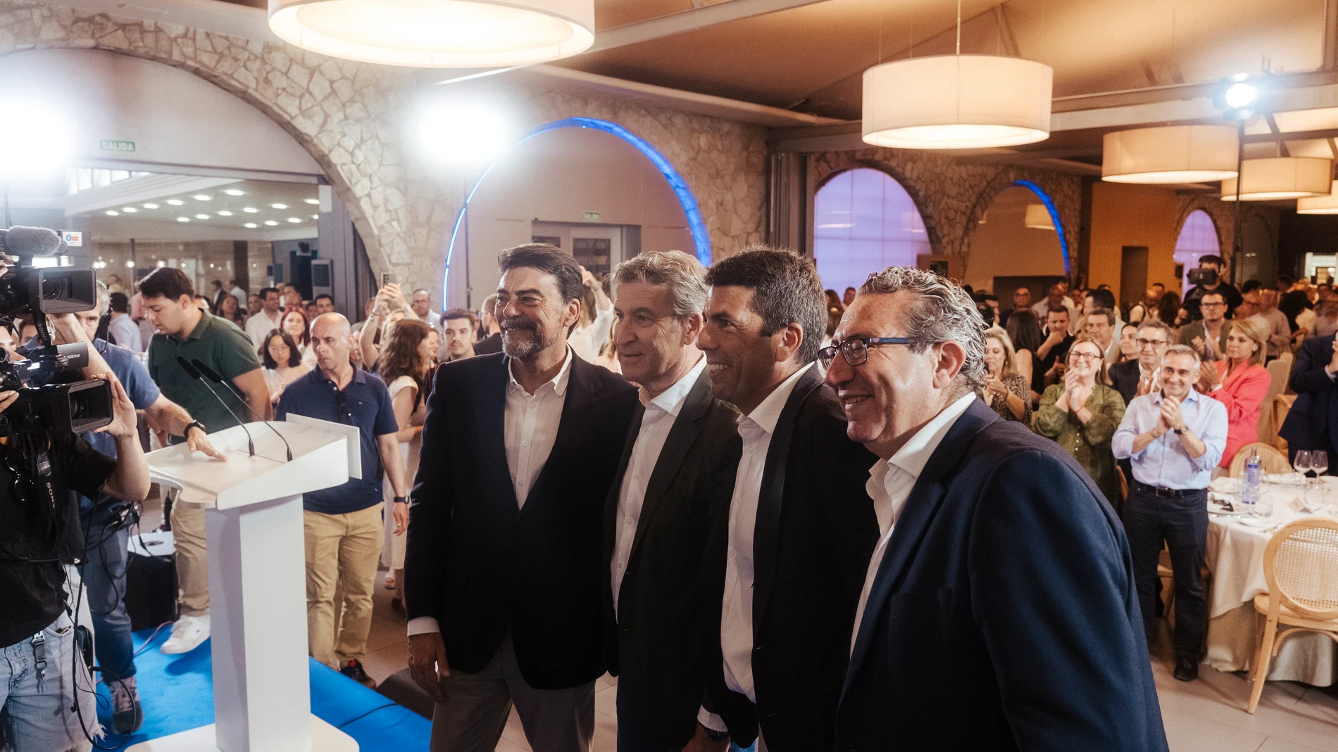 El presidente del Partido Popular, Alberto Núñez Feijóo, y el presidente del PPCV y de la Generalitat valenciana, Carlos Mazón, participan en un acto con la militancia del PP, en el Restaurante Juan XXIII, a 10 de junio de 2025, en Alicante, Comunidad Valenciana (España). La comida de la militancia del PP es organizada de forma previa a la celebración del congreso nacional de la formación, que se celebra en Madrid los días 4,5 y 6 de julio. 10 JUNIO 2025 Roberto Plaza / Europa Press 10/06/...