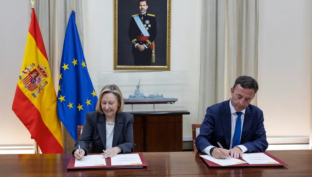 la secretaria de Estado, Amparo Valcarce, y el presidente de Navantia, Ricardo Domínguez.