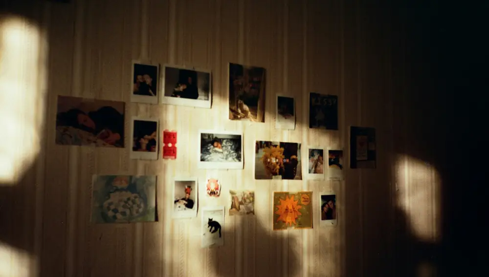 La frase que todo experto en Feng Shui repite: cuidado con las fotos que colocas en casa (y sobre todo en el dormitorio)