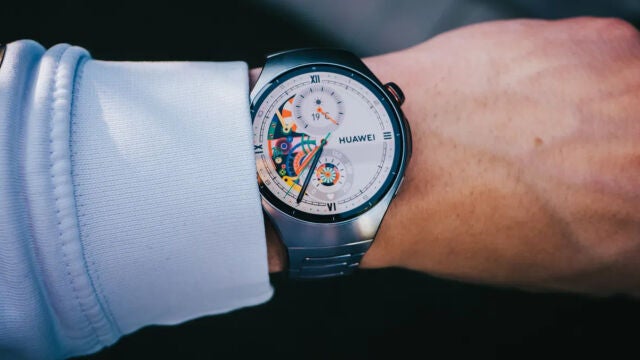 El HUAWEI Watch 5 en su acabado en titanio gris