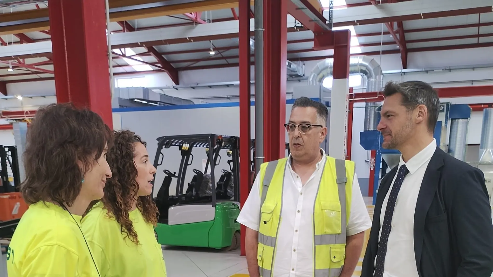 El gerente del Servicio Público de Empleo de Castilla y León, Jesús Blanco, ha visitado hoy las instalaciones de la empresa GAM Training Apoyo y Formación, ubicada en la localidad leonesa de Villamañán, donde se está desarrollando un proyecto de formación profesional específica con compromiso de contratación dirigido a un total de 45 trabajadores