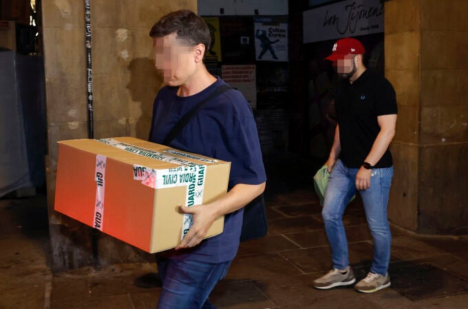 Agentes de la UCO abandonan la sede de Servinabar en Pamplona tras seis horas de registro