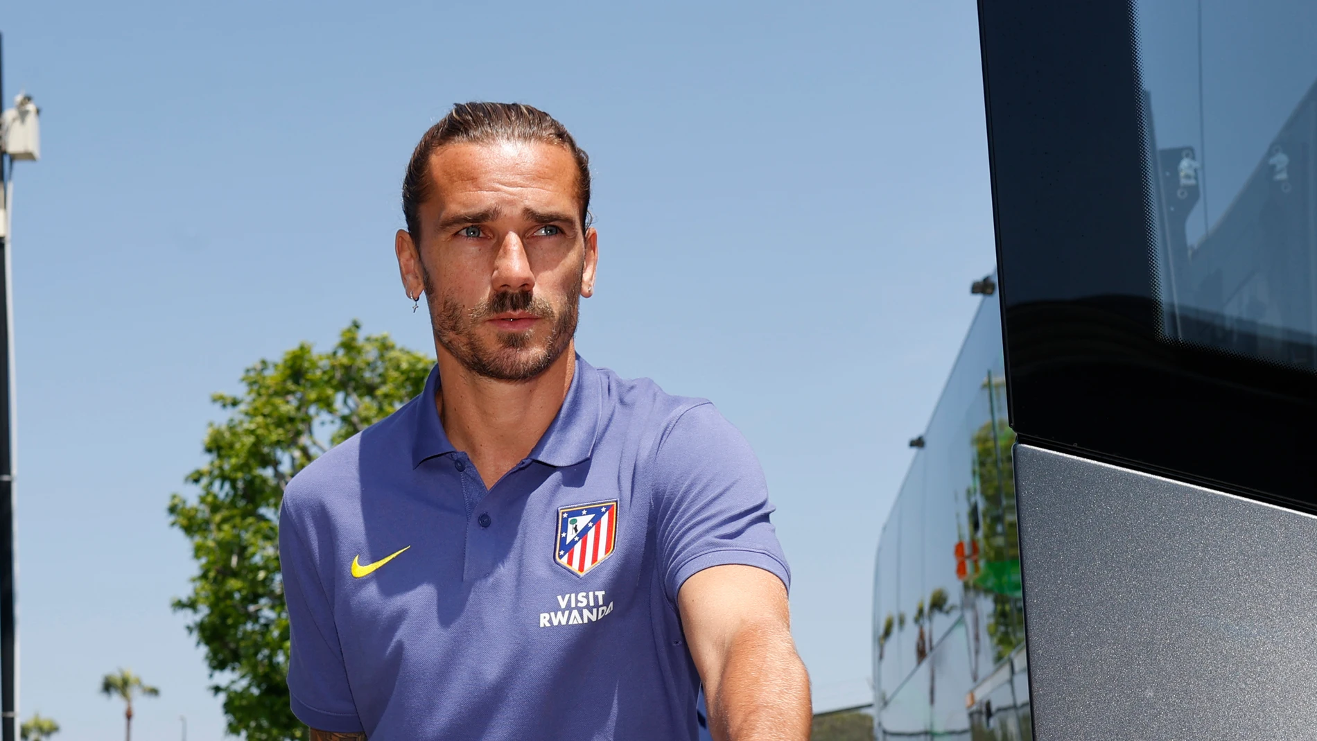 LOS ÁNGELES, 11/06/2025.- El jugador del Atlético de Madrid Antoine Griezmann, a su llegada este martes a Los Ángeles (Estados Unidos), donde el equipo tendrá su base durante la fase de grupos del Mundial de Clubes de la FIFA y debutará el próximo domingo ante el Paris Saint-Germain, flamante campeón de Europa. EFE/Atlético de Madrid </picture><figcaption><b>Griezmann, en la concentración del Atlético en Los Ángeles</b><span>Agencia EFE</span></figcaption></figure></div></header></div><div class=