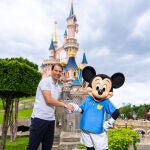 Rafa Nadal saluda a Mickey Mouse este domingo en Disneyland Paris