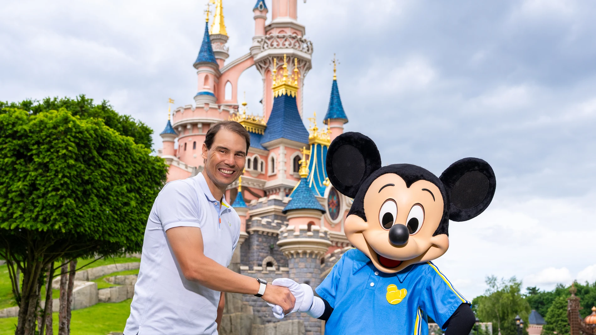 Rafa Nadal saluda a Mickey Mouse este domingo en Disneyland Paris