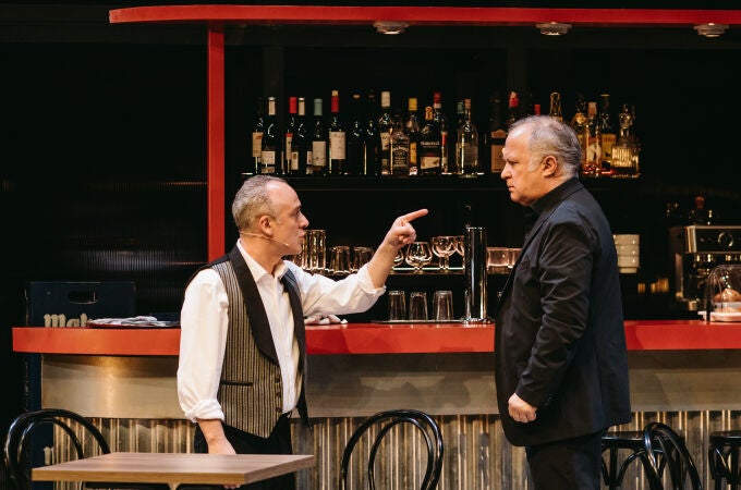Javier Gutiérrez y Luis Bermejo (derecha), sobre el escenario del Teatro de la Abadía