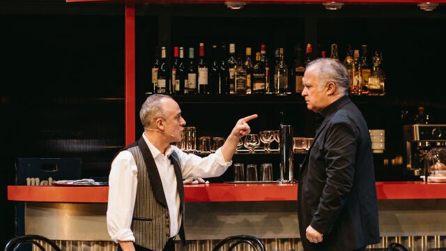Javier Gutiérrez y Luis Bermejo (derecha), sobre el escenario del Teatro de la Abadía