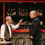 Javier Gutiérrez y Luis Bermejo (derecha), sobre el escenario del Teatro de la Abadía