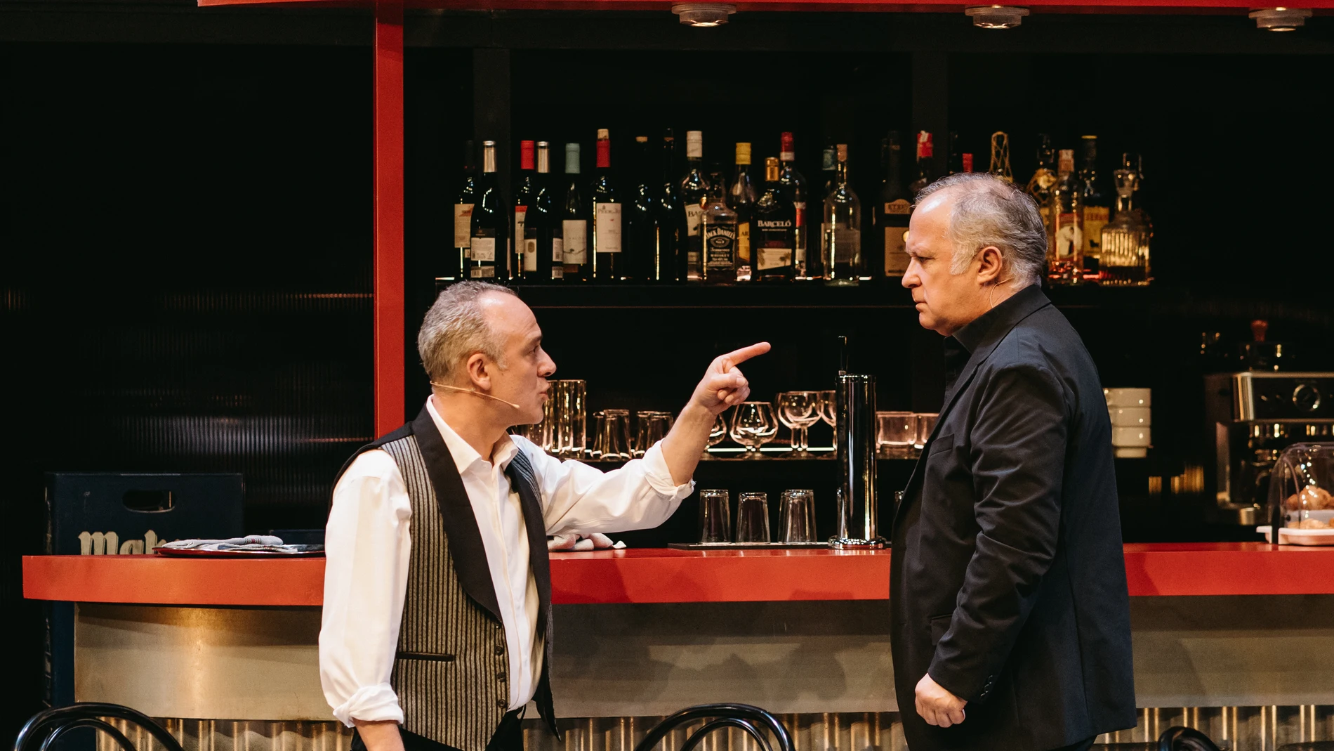 Javier Gutiérrez y Luis Bermejo (derecha), sobre el escenario del Teatro de la Abadía