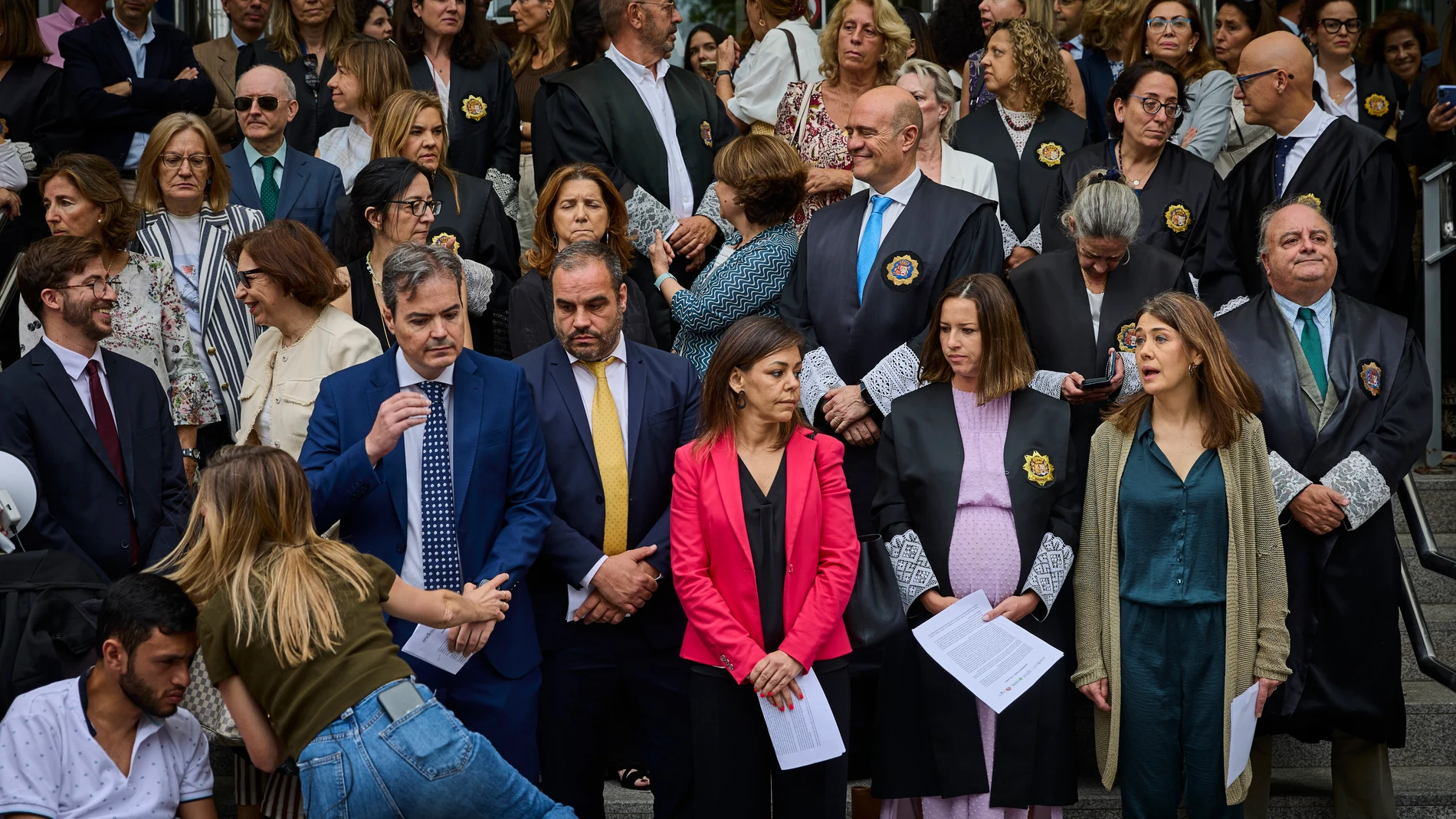 Jueces y fiscales convocan un paro este miércoles en rechazo a las reformas anunciadas por el Gobierno en los juzgados de Plaza de Castilla. Todas las asociaciones de jueces y fiscales, menos las progresistas, han convocado un paro de diez minutos para las 12 horas del miércoles a las puertas de las sedes judiciales para expresar su rechazo a dos de los proyectos de ley anunciados recientemente por el Gobierno: el que pretende modificar el acceso a ambas carreras y el que busca reformar la Fi...