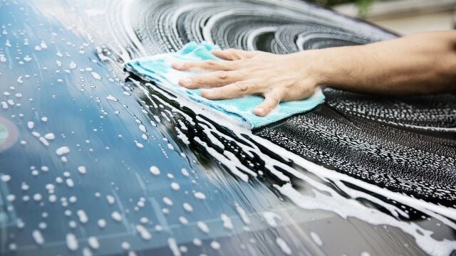 Cómo limpiar la suciedad del polen e insectos del coche sin lavarlo todos los días