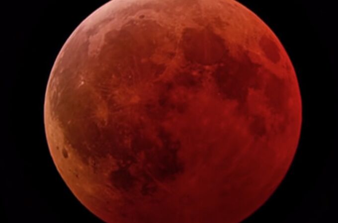 No se llama luna de fresa por su color, sino por la fruta que se cosecha en esta época
