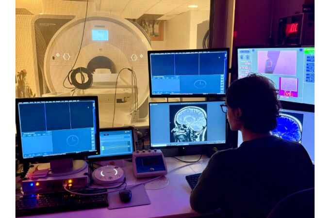 El responsable de investigación en neuroimagen prepara el escáner de resonancia magnética para un estudio de imágenes cerebrales en niños