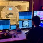 El responsable de investigación en neuroimagen prepara el escáner de resonancia magnética para un estudio de imágenes cerebrales en niños