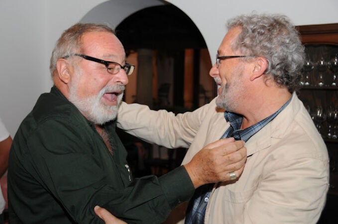 Fernando Savater y Héctor Abad Faciolince se abrazan con efusión