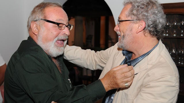 Fernando Savater y Héctor Abad Faciolince se abrazan con efusión