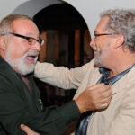 Fernando Savater y Héctor Abad Faciolince se abrazan con efusión