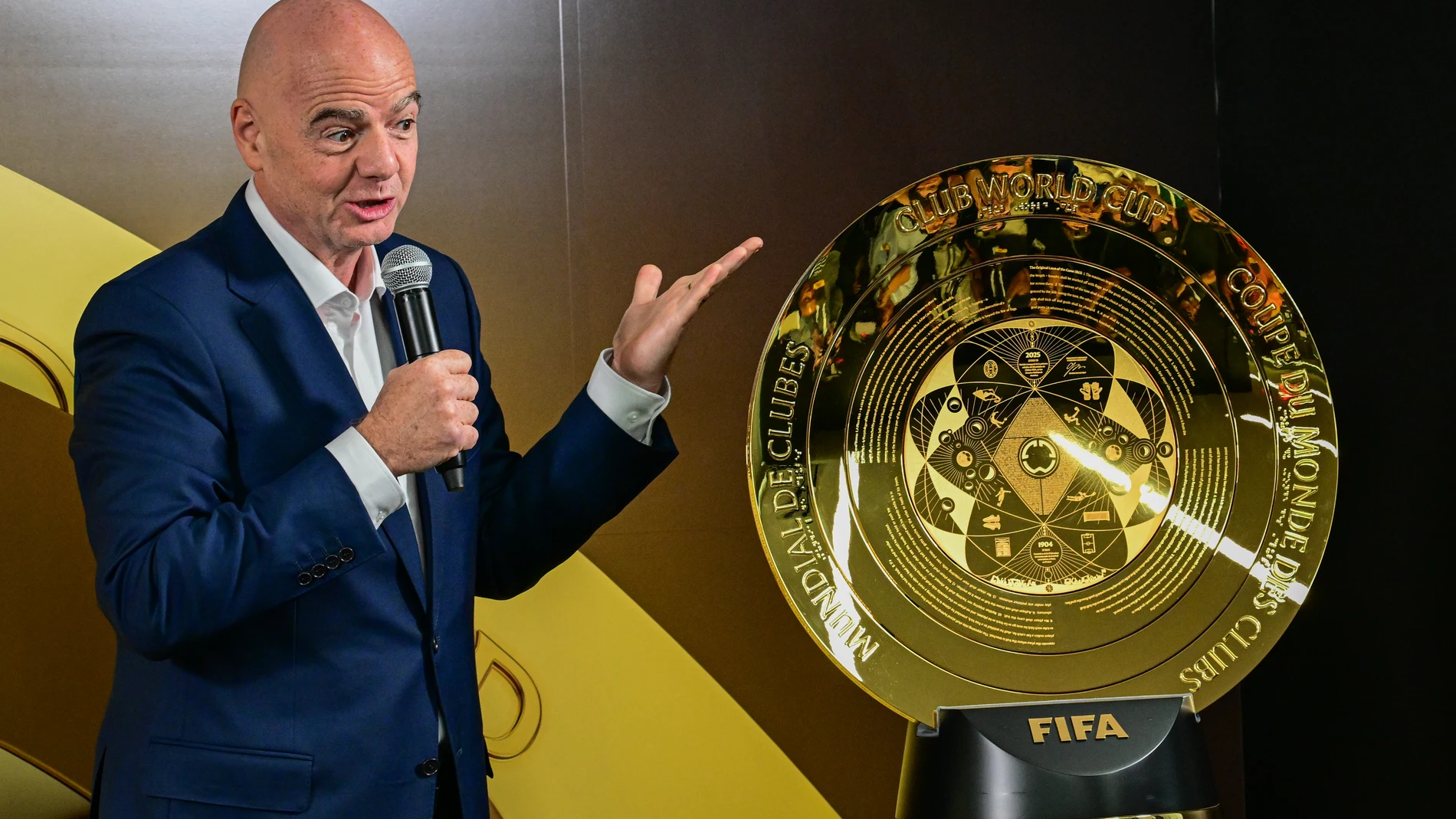 USA3049. MIAMI (ESTADOS UNIDOS), 10/06/2025.- El presidente de la FIFA, Gianni Infantino, habla junto al trofeo del Mundial de Clubes, durante un evento este martes, en Miami (EE.UU.). Infantino aseguró que la rebaja que han experimentado los precios de las entradas para los partidos del Mundial de Clubes, del 84 % en el caso del partido inaugural, forma parte del modelo de venta de boletos en Estados Unidos y no es signo de preocupación. EFE/ Giorgio Viera