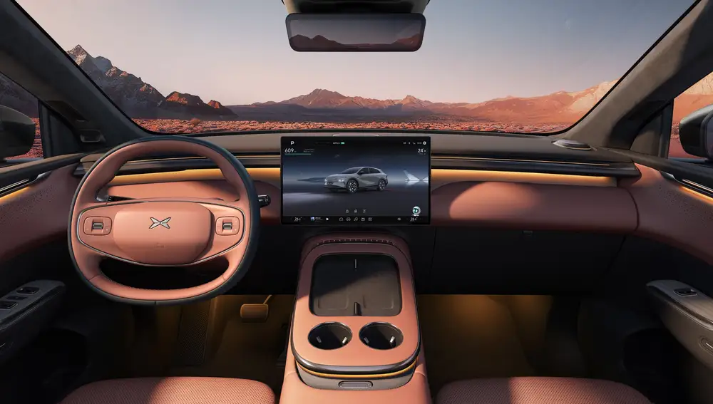El interior del Xpeng G7, en color naranja