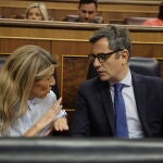Sesión de control al Gobierno en el Congreso de los Diputados. Yolanda Díaz conversa con Félix Bolaños