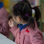 Una niña en el colegio