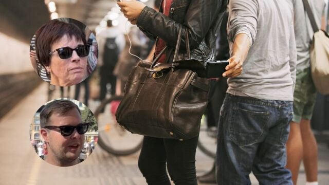 Dos turistas junto a una imagen de un carterista
