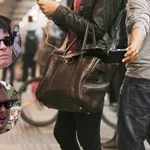 Dos turistas junto a una imagen de un carterista