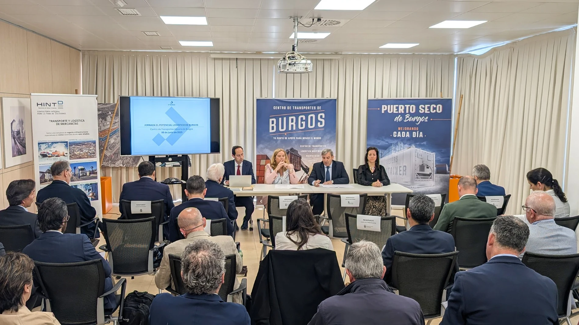 El consejero José Luis Sanz Merino y la alcaldesa de Burgos, Cristina Ayala, inauguran la jornada