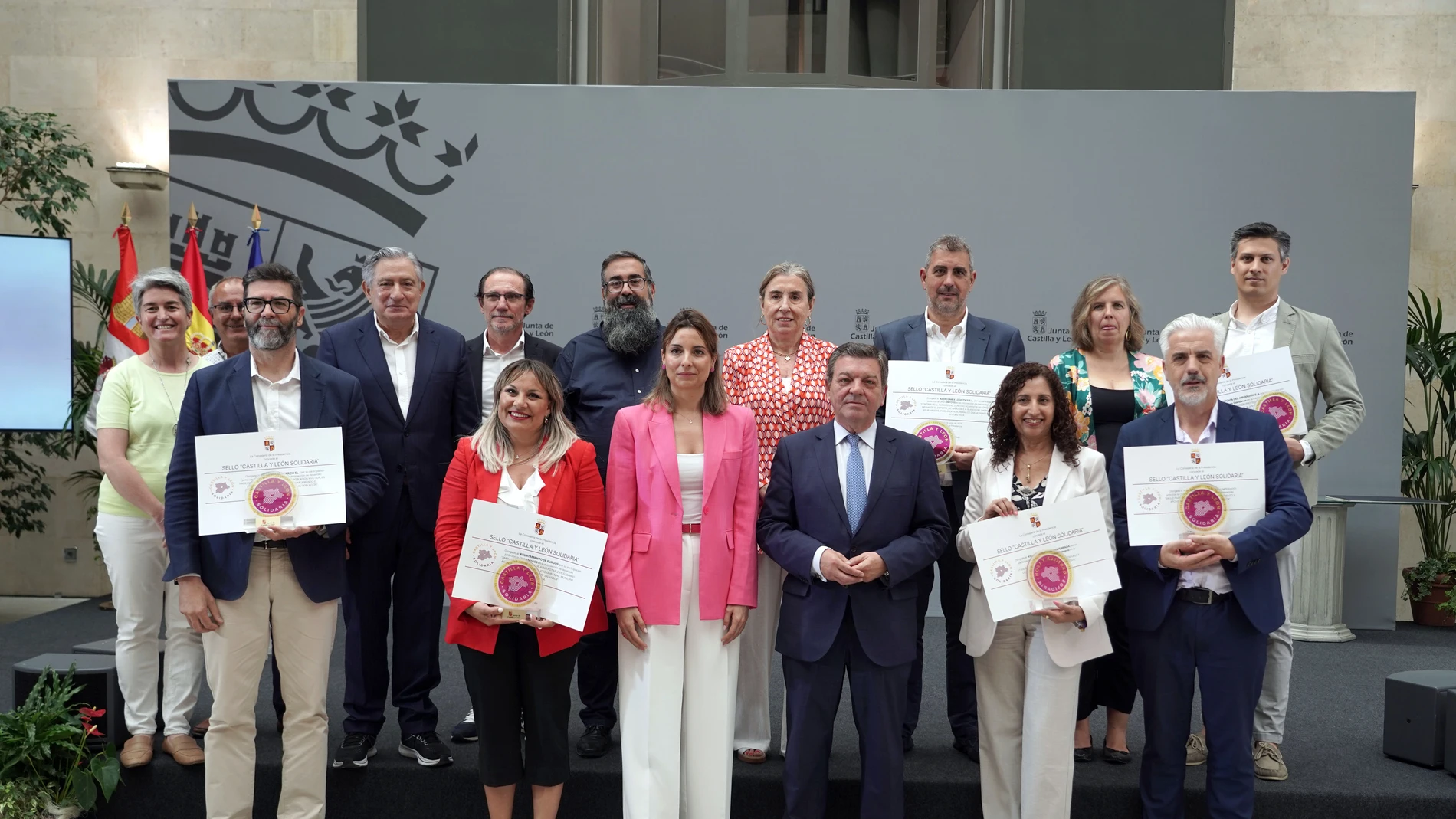 El consejero de la Presidencia, Luis Miguel González Gago, presenta junto a Irene Muñoz el nuevo sello 'Castilla y León Solidaria', en reconocimiento a las empresas y las entidades locales que cofinancian intervenciones de Cooperación al Desarrollo