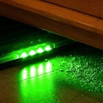 Al contrario que otras aspiradoras, esta tiene una luz LED verde que permite ver la suciedad oculta 