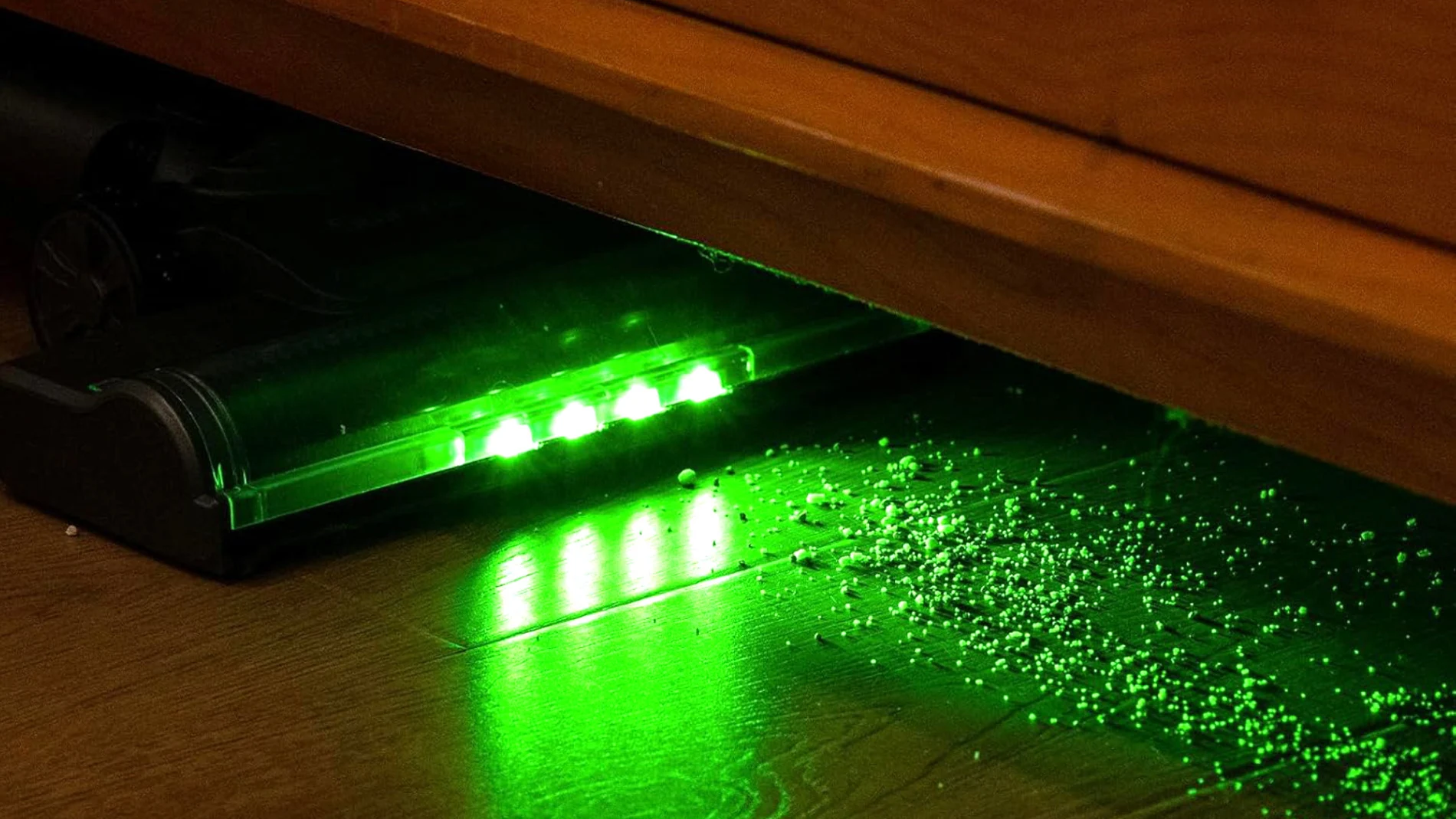 Al contrario que otras aspiradoras, esta tiene una luz LED verde que permite ver la suciedad oculta