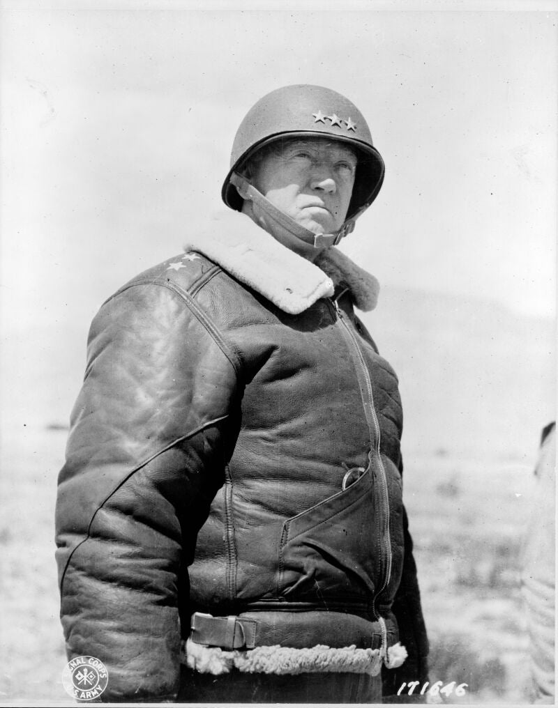 El teniente general Patton con chaqueta de cuero y casco con tres estrellas