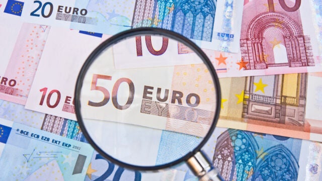 Un banco central permite regular la política monetaria, fijar tasas de interés o supervisar el sistema financiero nacional, tal como el BCE o la Reserva Federal