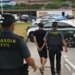 La Guardia Civil detiene en Ponteareas (Pontevedra) a un vecino como supuesto autor de un delito de lesiones y otro de amenazas con arma blanca.
